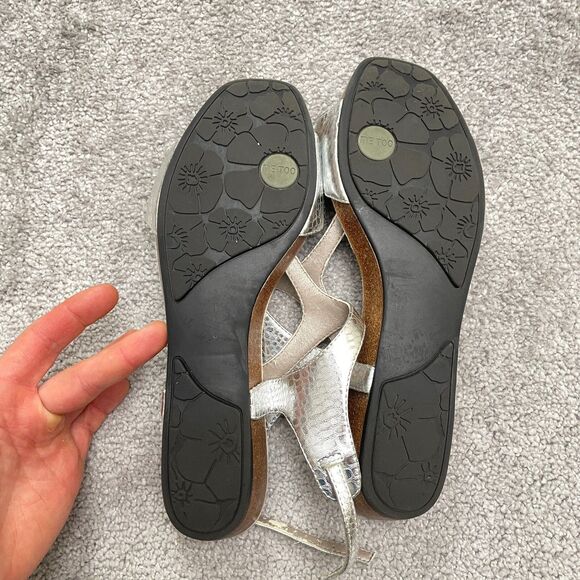 Me Too Metallic Snake T-Strap Sandals Womens 10M Silver Open Toe Casual W/ Box - Picture 14 of 15
